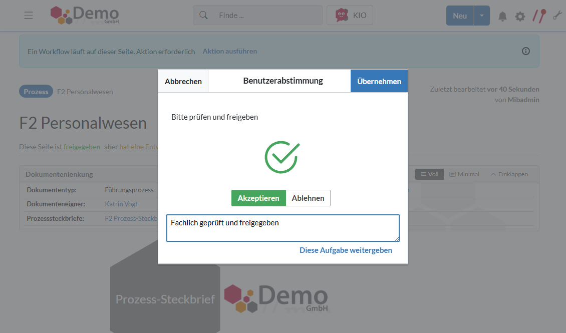 Screenshot aus Copiki: Auf der Seite „F2 Personalwesen“ meldet ein Banner einen laufenden Workflow; im Dialog „Benutzerabstimmung“ steht die Aufgabe „Bitte prüfen und freigeben“ mit den Schaltflächen Akzeptieren und Ablehnen und dem Kommentar „Fachlich geprüft und freigegeben“